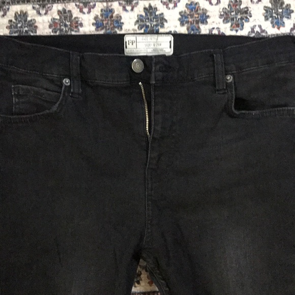 Free People black ripped skinny jeans. Size 29R - Picture 2 of 7